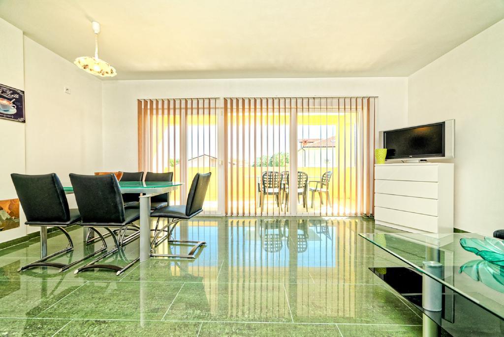 Apartment Una 2 Пула Екстериор снимка