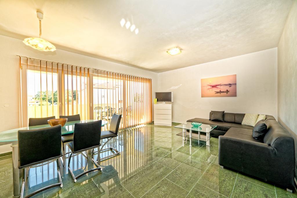 Apartment Una 2 Пула Екстериор снимка