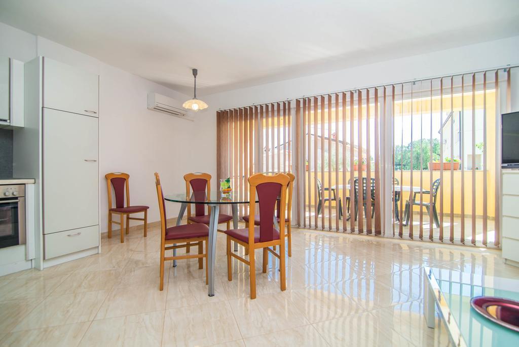 Apartment Una 2 Пула Екстериор снимка