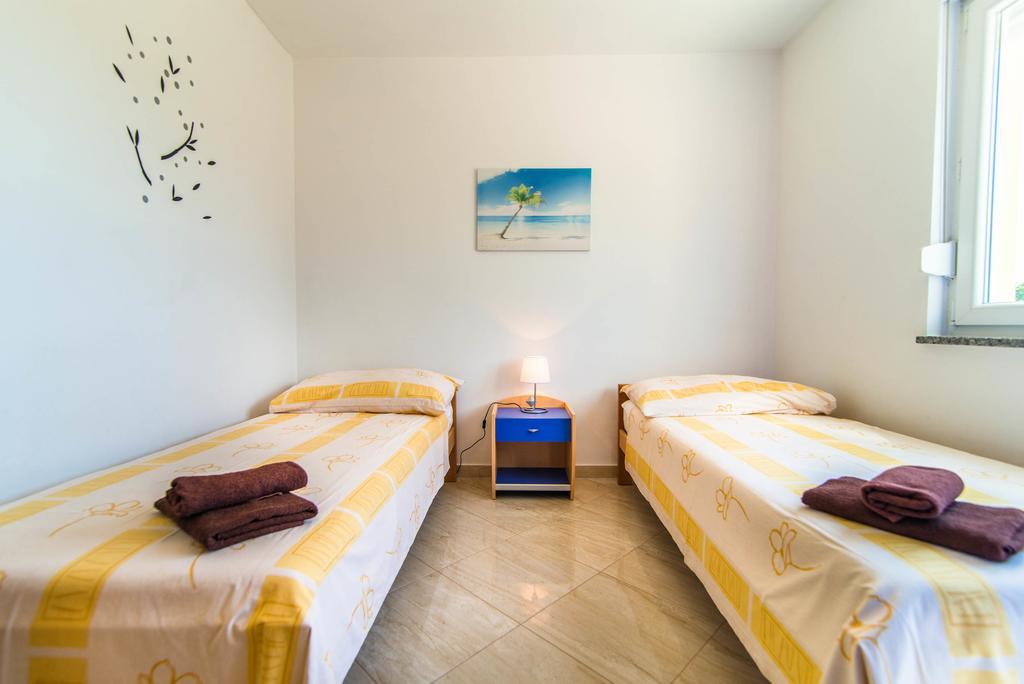 Apartment Una 2 Пула Екстериор снимка