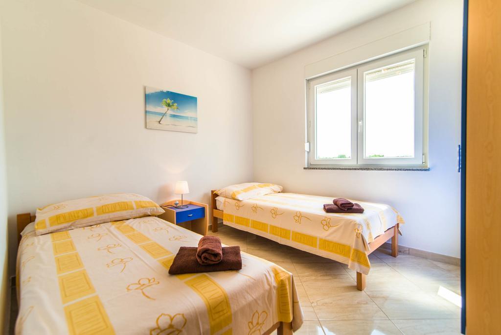Apartment Una 2 Пула Екстериор снимка